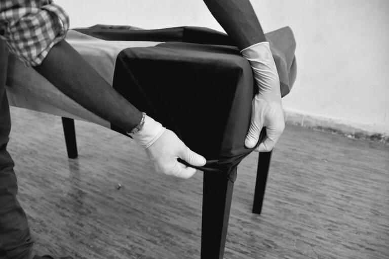 Pose revetement en velours par artisan en Inde pour les meubles patchworks de la collection les sept comptoirs pour Interiornco