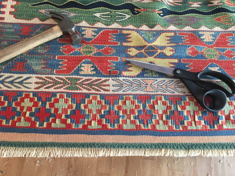 Reparations des fringes sur un tapis kilim