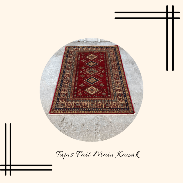 Tapis Fait Main Kazak à fond rouge, motifs et bordure beige pour la marque Interior'n co