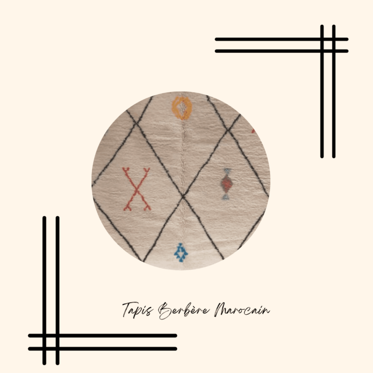 Tapis berbère du Maroc avec des motifs géométriques colorés à l'intérieur de losanges noirs sur fond blanc pour la collection les Trésors de l'Atlas.