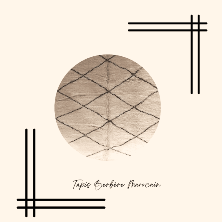 Tapis berbère marocain à motifs losanges horizontaux noirs sur fond blanc cassé pour la collection Les Trésors de l'Atlas.